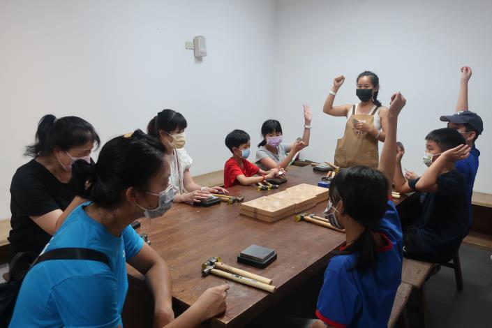 楊蕙如老師帶領民眾體驗錫工藝DIY