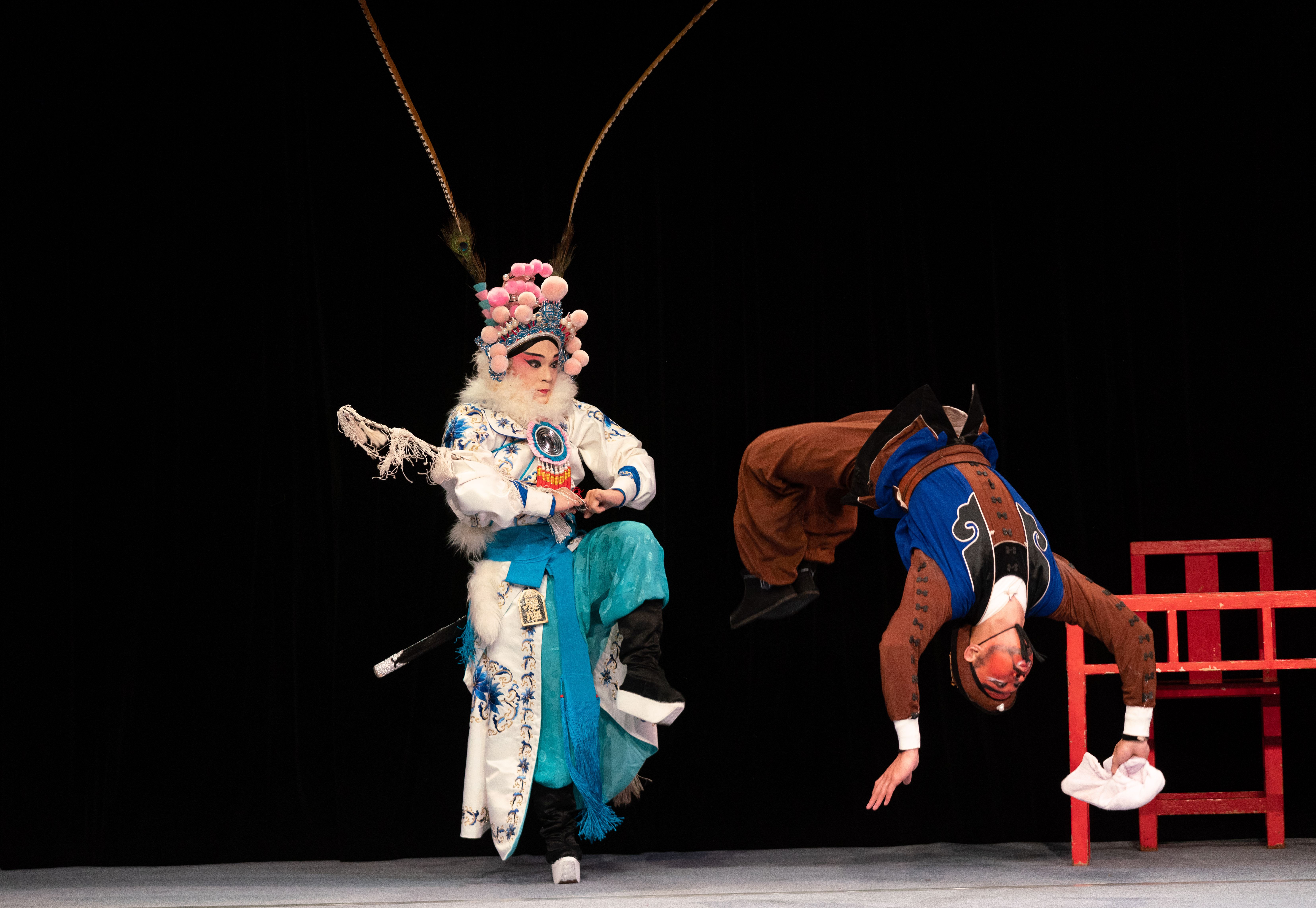 當代傳奇劇場  折子戲選粹｜本折為〈擋馬〉，左為楊瑞宇，飾楊八妹