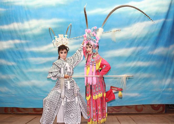 秀琴歌劇團《轅門斬子》｜左為施螢婕，飾楊宗保；右為謝欣雅，飾穆桂英