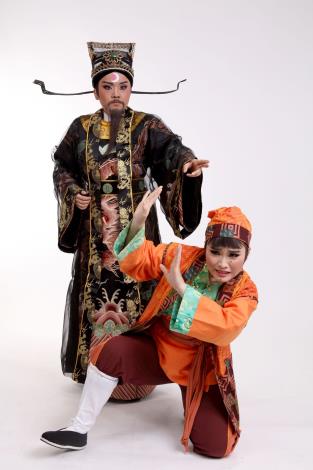 一心戲劇團《包公會國母》｜前為習藝生翟珞安，飾賣菜義；後為習藝生林冠妃，飾包公