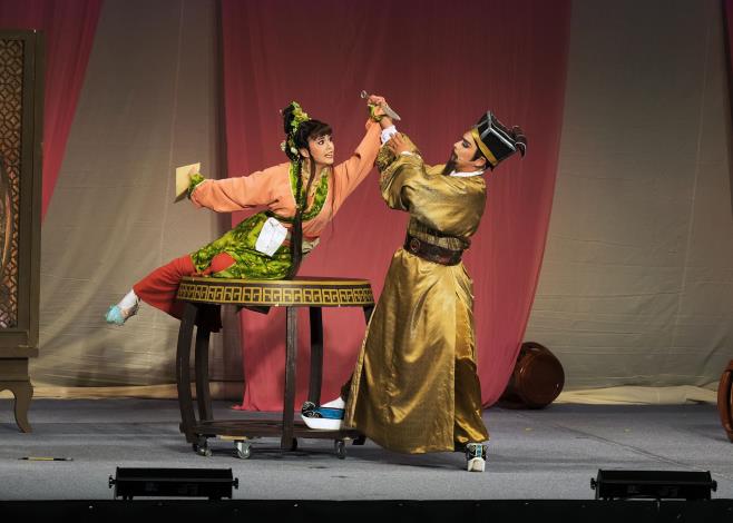 許亞芬歌子戲劇坊《烏龍院》折子戲選粹｜左為朱亮晞，飾閻惜姣；右為梅鈺平，飾宋江