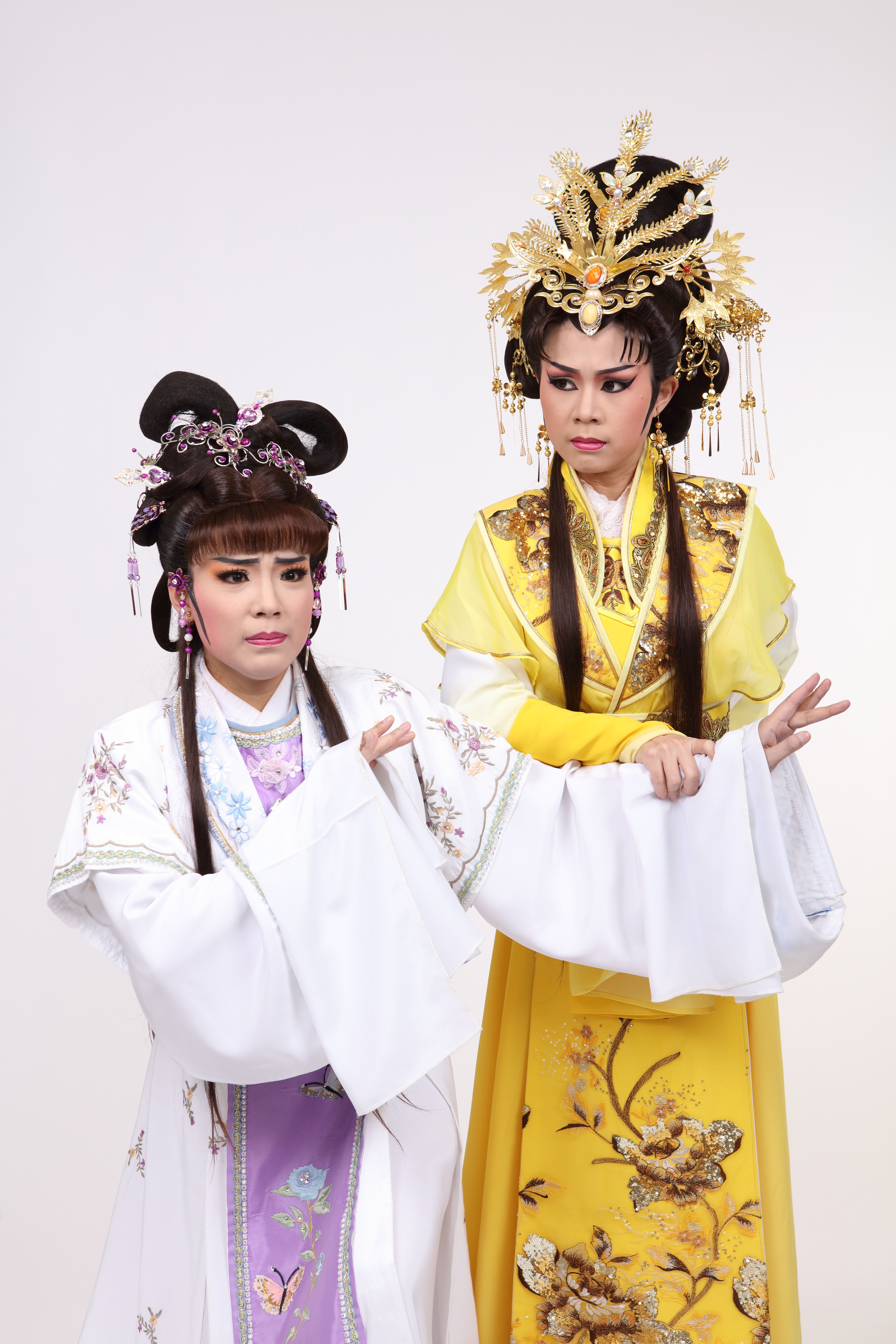 薪傳歌仔戲劇團《寒月》｜左為鄭云茜，飾康燕兒；右為簡郁庭，飾王妃