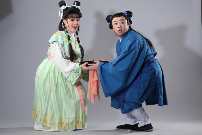 唐美雲歌仔戲團  折子戲選粹｜本折為〈十二碗菜〉，左為吳旻真，飾仁心；右為李嘉，飾安童哥