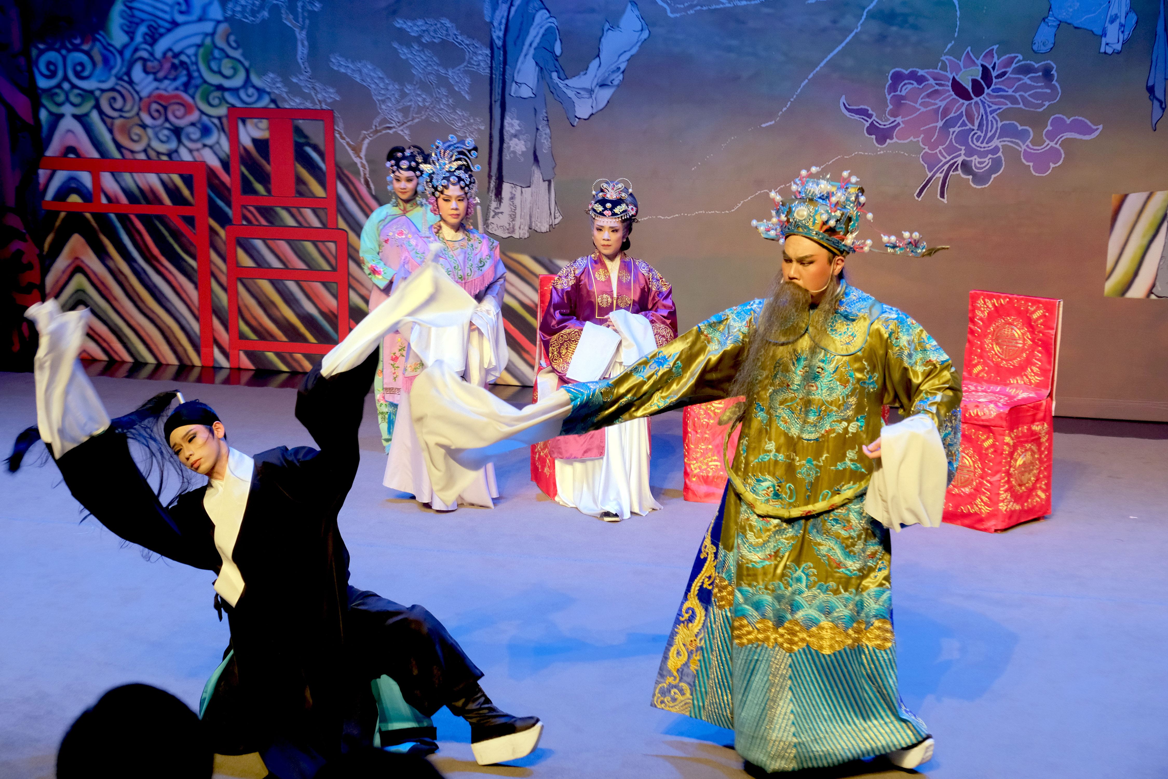薪傳歌仔戲劇團《風雪義女情》｜前排左至右為許博淵、鄭力榮，分飾俞志雲、楊繼康；後排右一為鄭云茜，飾楊夫人。