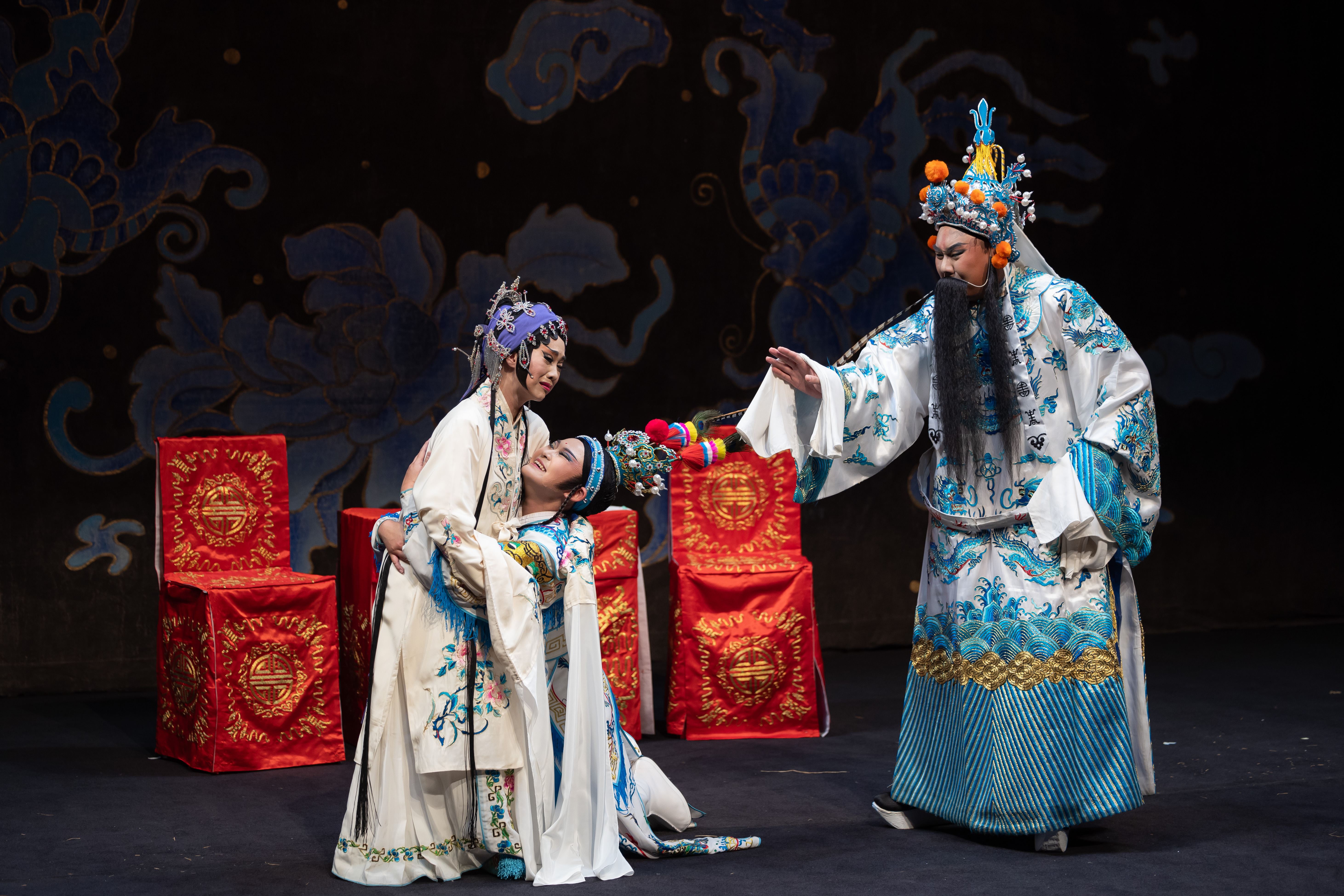 薪傳歌仔戲劇團《李三娘》折子選粹｜左至右為吳育霓、吳妍菲、鄭力榮，分飾李三娘、劉咬臍、劉致遠。