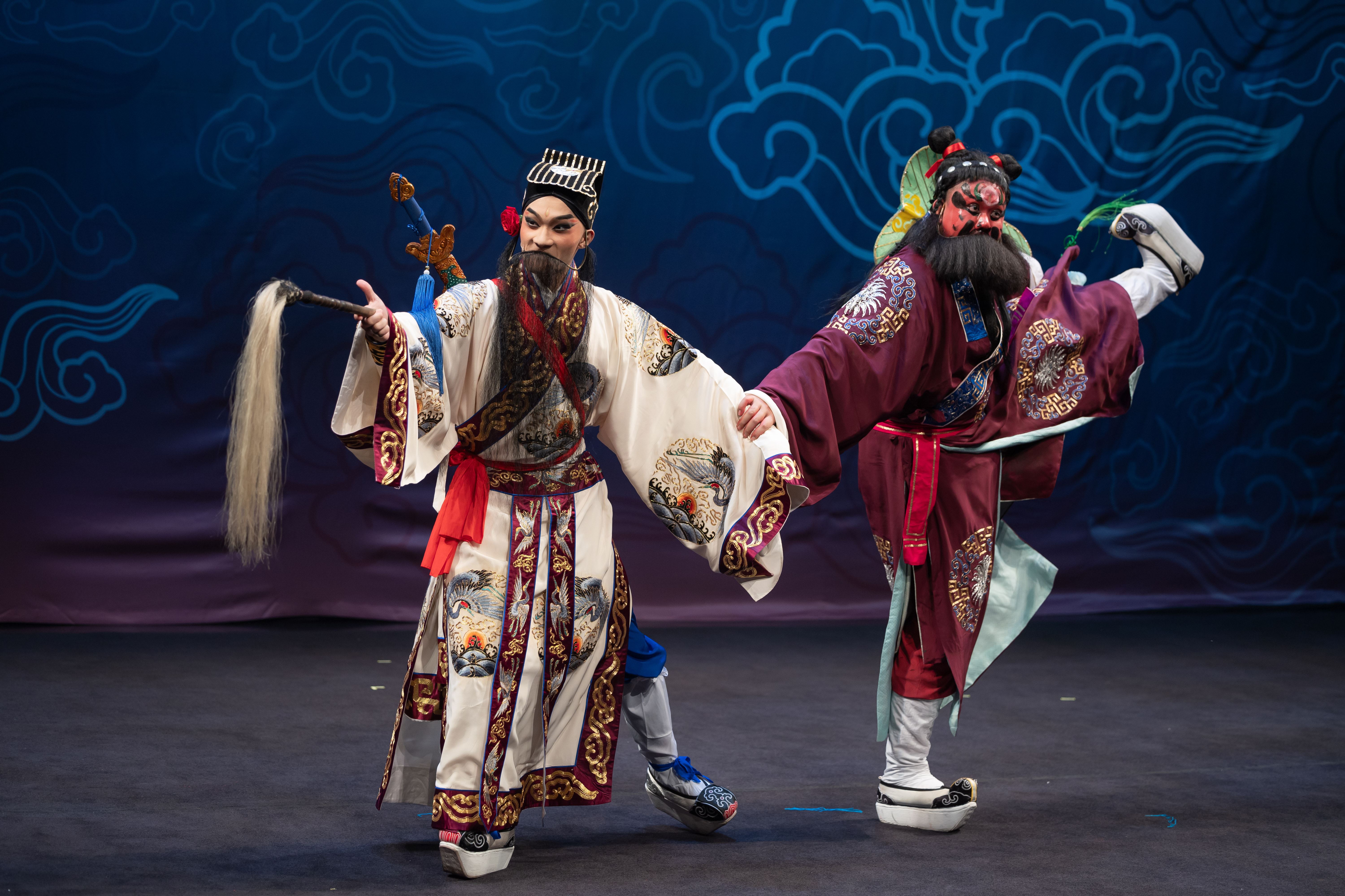 榮興客家採茶劇團《八仙過海》｜左為謝宇東，飾呂洞賓；右為龍俊豪，飾漢鍾離。