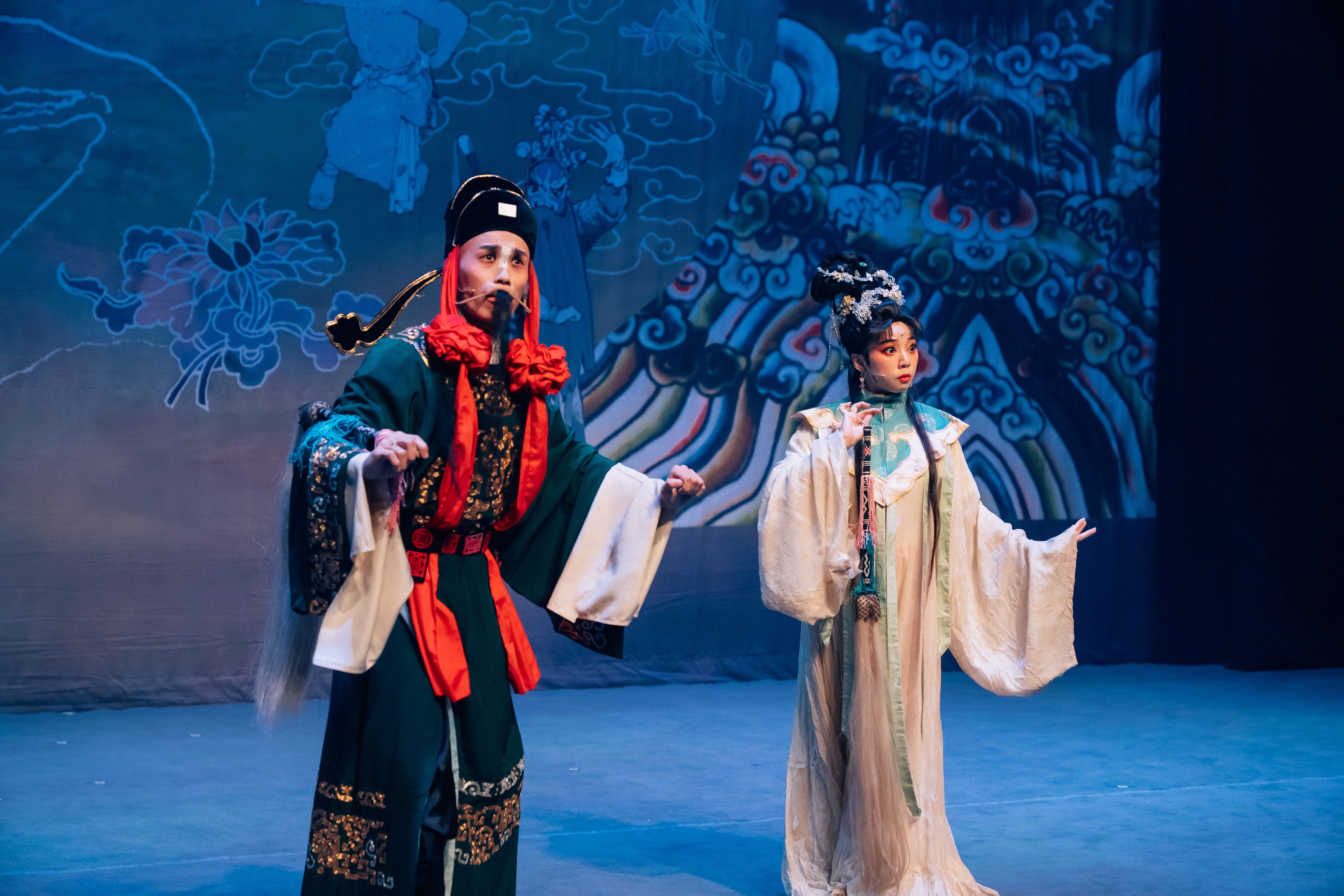 榮興客家採茶劇團《仙旅奇緣》｜左為葉俊宏飾機房官；右為吳卉卉飾張四姐。