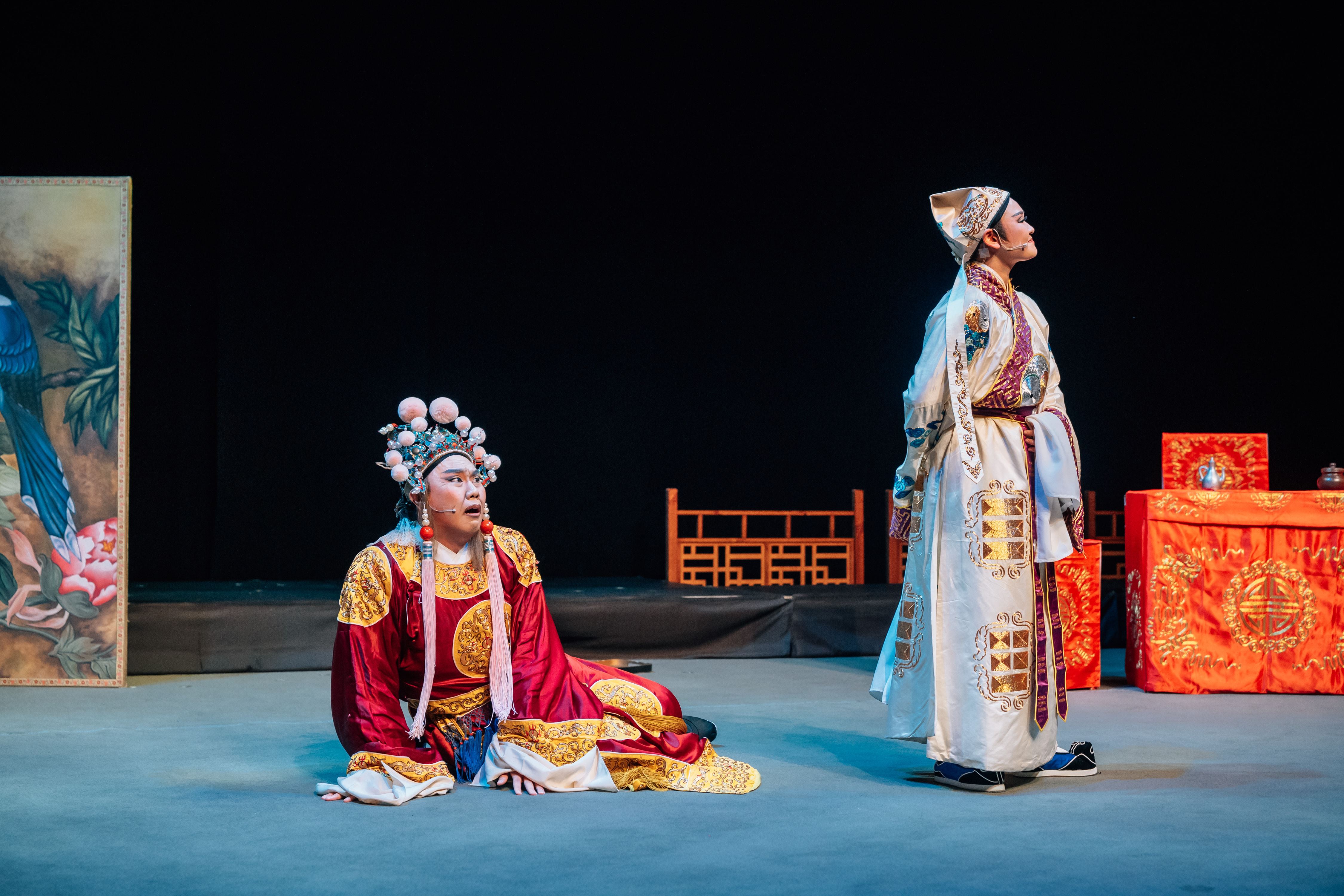 薪傳歌仔戲劇團《吉人天相》｜左為鄭力榮飾程總管；右為吳妍菲飾金登科。