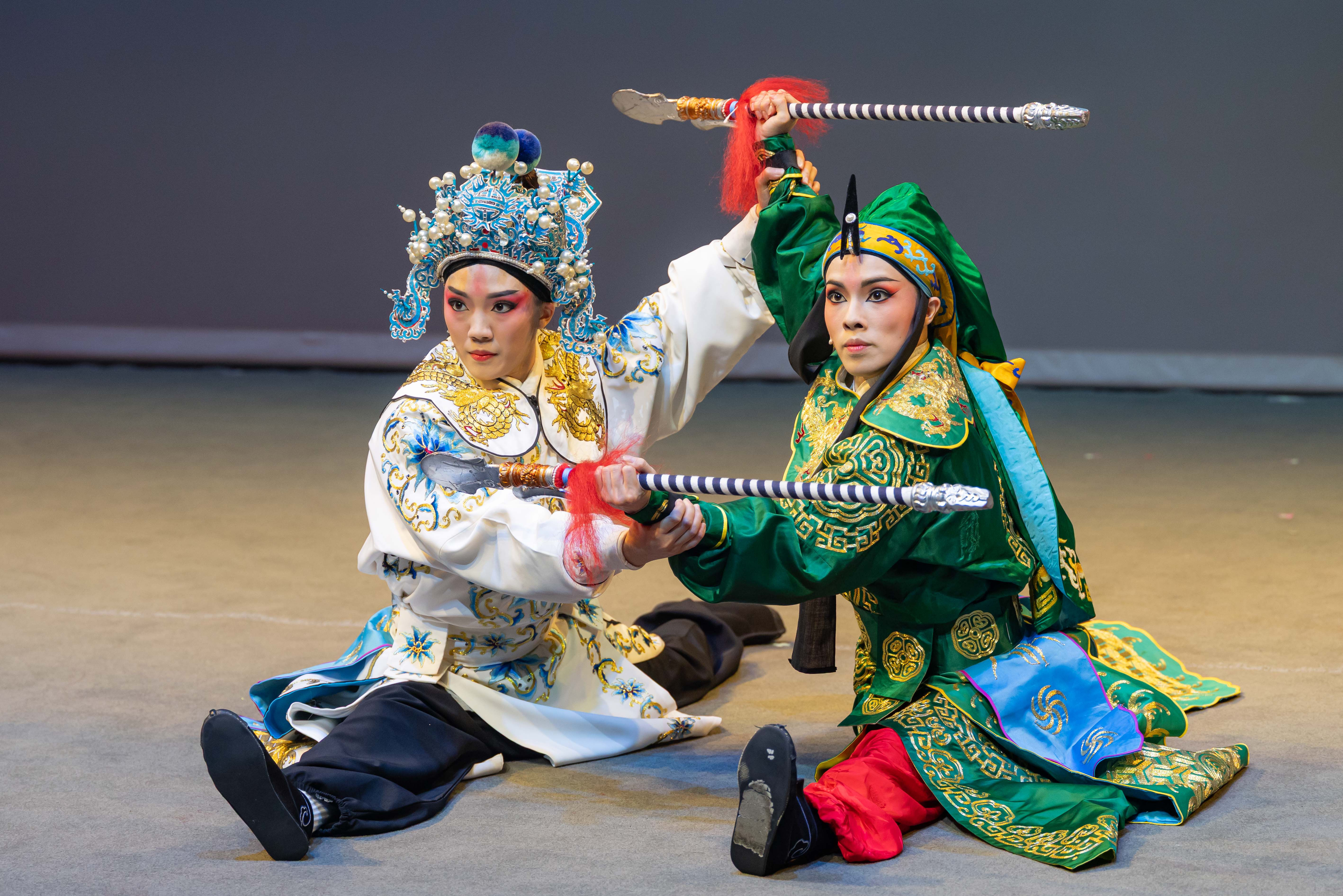 唐美雲歌仔戲團《神亭嶺》｜左為陳柏臻飾孫策；右為吳宜蓁飾太史慈。