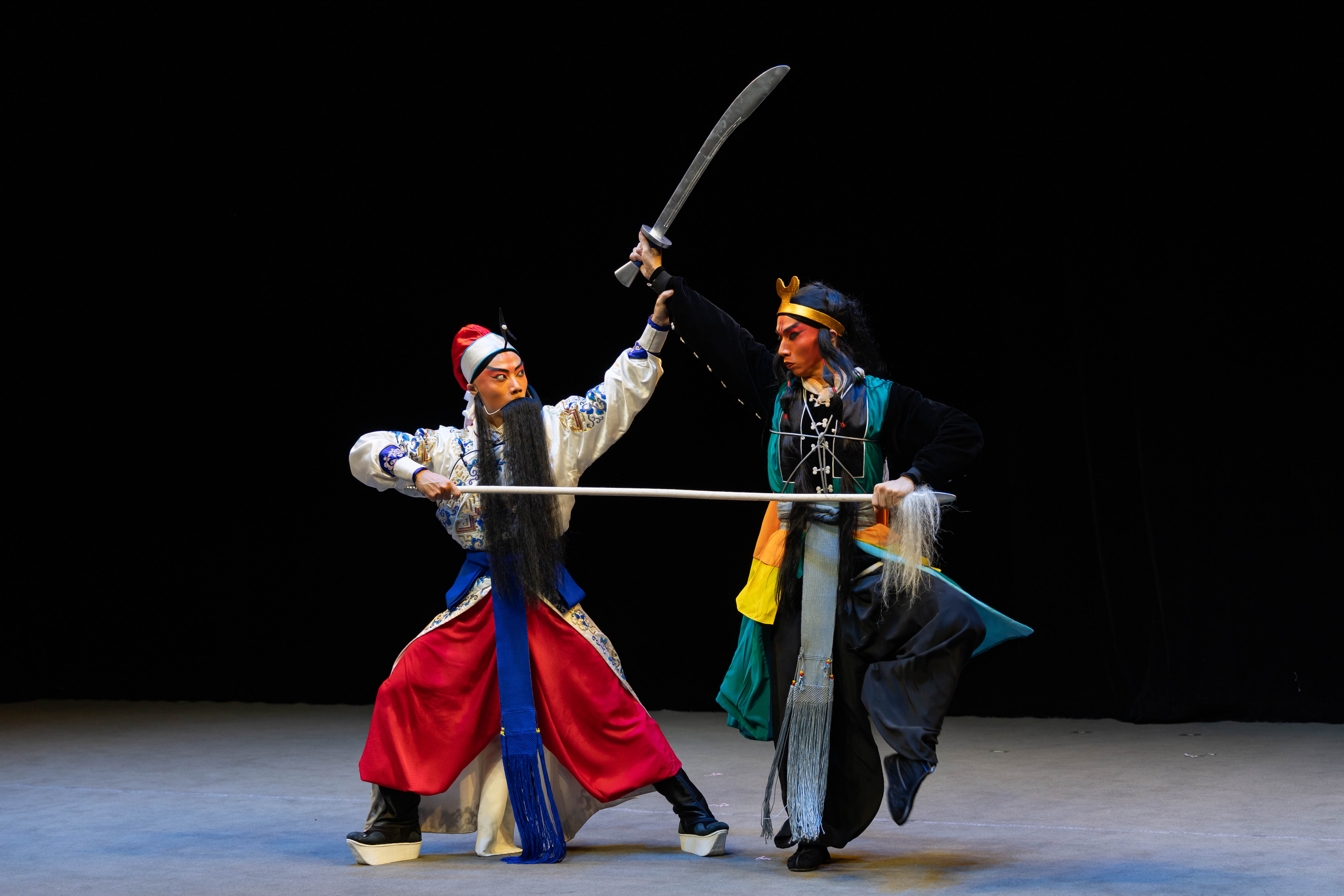 當代傳奇劇場〈一箭仇〉｜左為李軒綸飾史文恭；右為陳子羽飾武松。