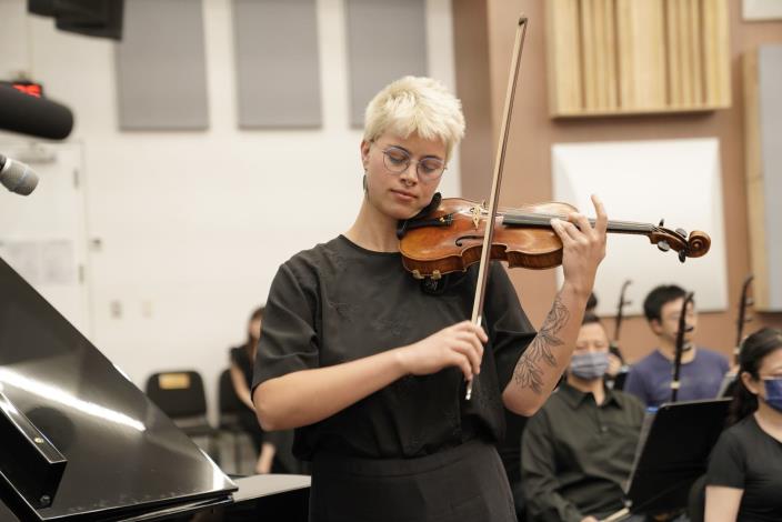 密西根大學小提琴演奏家Meg Rohrer演出《四月雨二胡小提琴幻想曲》