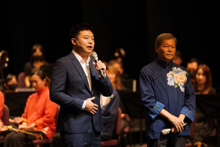 榮興客家採茶劇團演員胡毓昇介紹樂曲