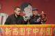 資深布袋戲藝師許正宗（右）作綵表演。