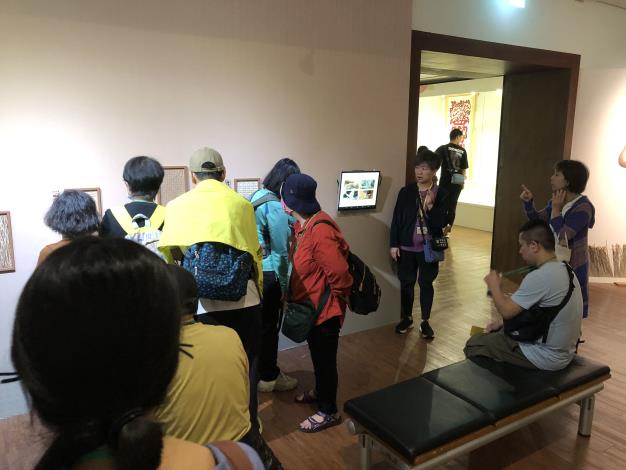 「傳藝植物園」手語導覽，親身感受植物編織品的觸感。