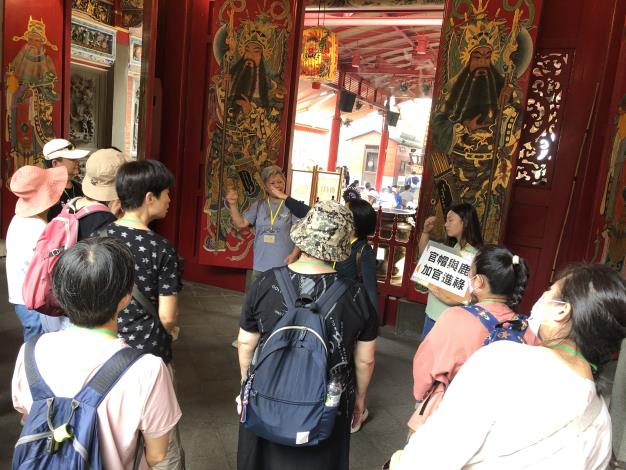 國立傳統藝術中心宜蘭園區三大傳統建築也是參觀重點，圖為文昌祠手語導覽。