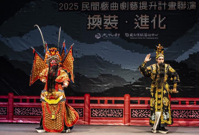 翠蘭戲曲工作坊以《斬經堂》展現亂彈北管戲唱腔特色，培訓人員張銀方(左)、張益綜(右)。