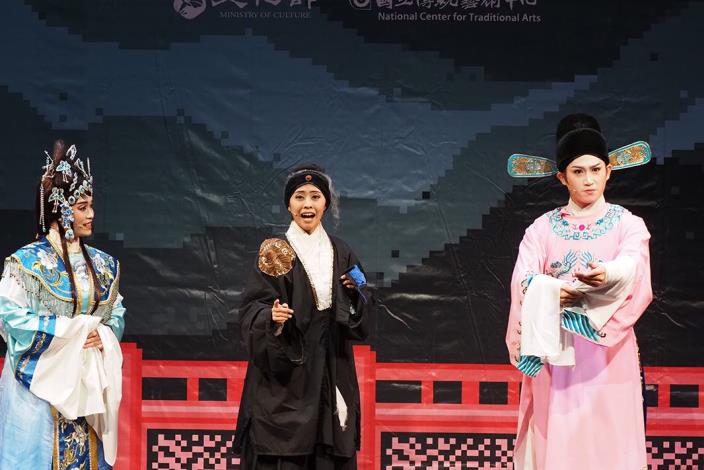鴻明歌劇團由新生代演員以年輕活力詮釋經典古冊戲《三進士》(培訓人員由左至右：徐佩容、蕭秀帆、吳承恩。