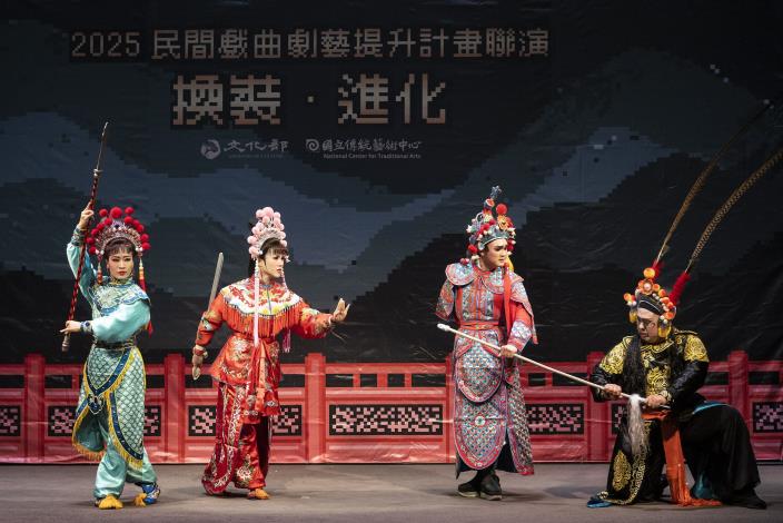 景勝戲劇團《狄龍收玉面虎》，由四名培訓人員帶來精彩武打片段，展現學習成果(培訓人員由左至右：任潔儷、江依亭、江宇皓、譚彥志)