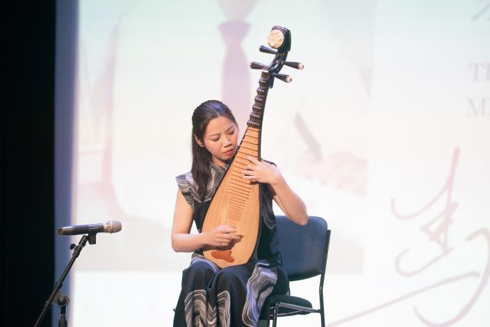 國立臺北藝術大學蘇筠涵助理教授演出馬水龍作品《水龍吟》。