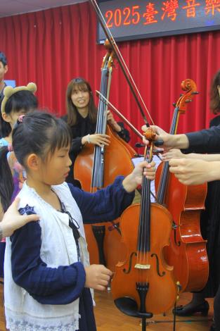 「偏鄉學校巡演推廣計畫」希望讓臺灣各地的孩子有機會接觸、聽見自己文化的音樂，巡演過程中孩子積極互動，讓他們體驗一堂生動的音樂課程。(3)