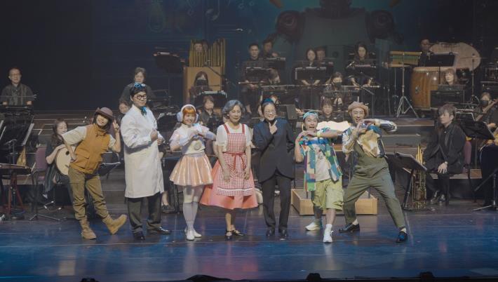 左起演員孫克薇、傅介瑋、馮先芝、朗祖筠、指揮張尹芳、演員鍾博淳、李胤碩一同合照