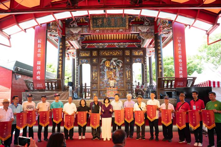 由傳藝中心陳悅宜主任授旗予匯演各團隊代表，為活動正式揭開序幕。