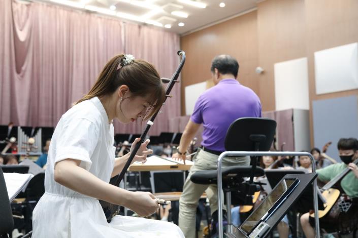 臺灣國樂團二胡II首席吳宜芳、指揮張國勇及臺灣國樂團排練畫面