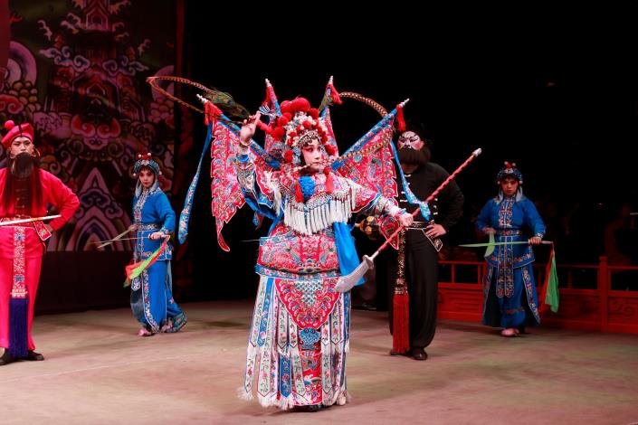 【慶美園亂彈劇團】新秀張雅涵紮靠演出樊梨花，挑戰貫串斬子、哭子、產子的精采段子，展現十足的戲劇張力。