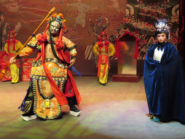 【榮興客家採茶劇團】推出客家戲曲《斬影》，戲曲新星龍俊豪以年輕之姿充分扛起淨角行當，唱念作表兼具，深刻詮釋司法天神二郎神大義懲親的矛盾情感。