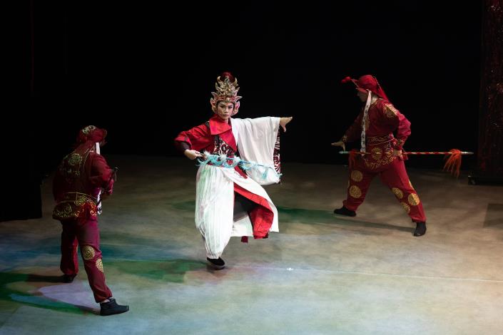 【正明龍歌劇團】新秀演員張燕玲演出創編戲《韓信設窖安軍心》，其咬字清晰，唸白生動，唱作俱優，是領動全劇之重要軸線。