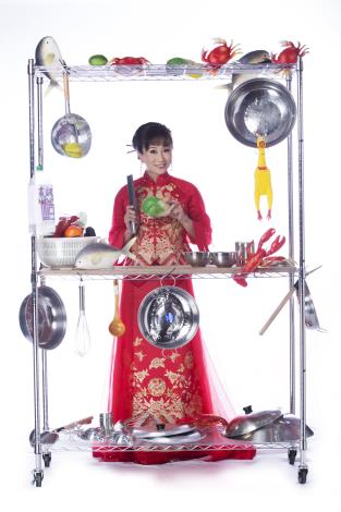 由歌仔戲演員張孟逸飾演的總舖師女兒「新娘」，107年《寶島辦桌》劇照