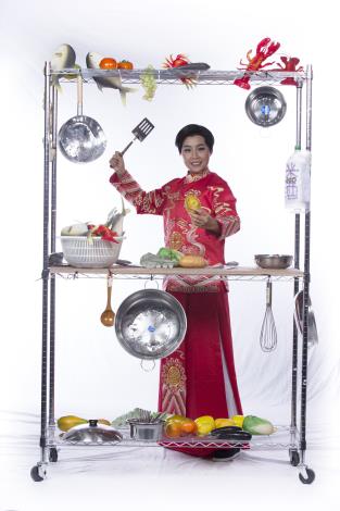 由歌仔戲演員江亭瑩飾演的總舖師徒弟「新郎」，107年《寶島辦桌》劇照