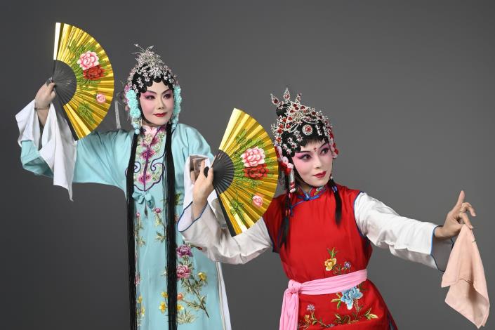 臺灣豫劇團2025年唱秋公演《花園贈金》(左)張瑄庭飾演黃桂英、孫紫峮飾演春紅。 (1)