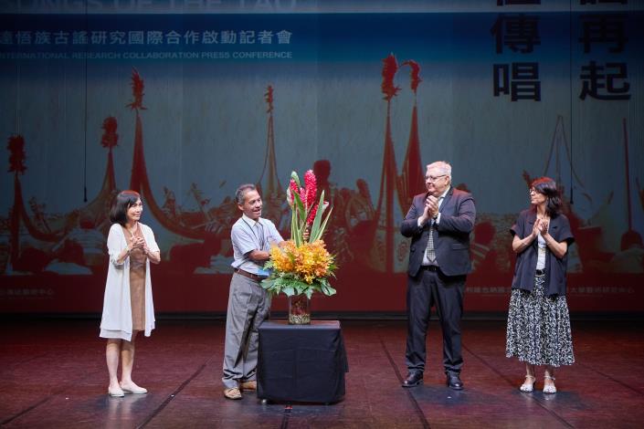 啟動儀式由法國代表將象徵文化種子的花束傳遞至奧地利，再傳至傳藝中心及達悟族人，象徵計畫自法國啟動、經奧地利協力、最終回歸臺灣、回到部落，代表文化的循環、再生與傳承。