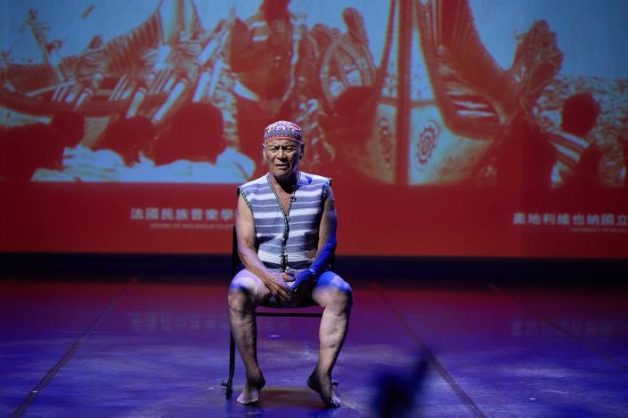 達悟族耆老謝加輝親自吟唱古語歌謠，展現傳統吟唱文化。