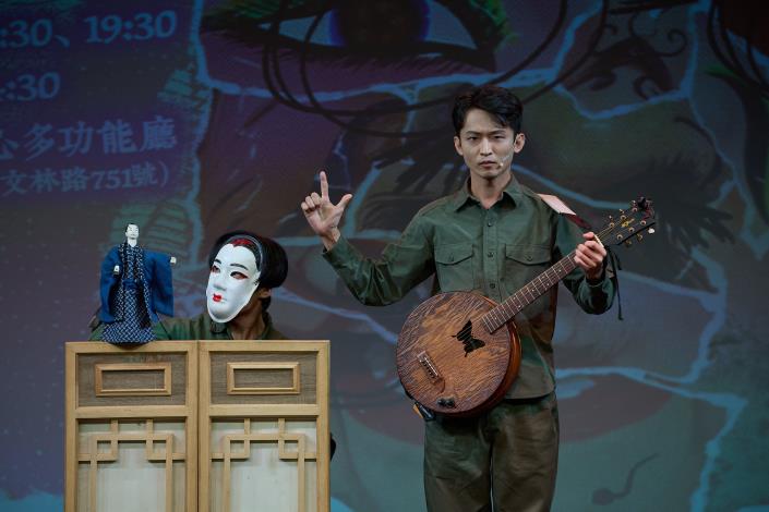 義興閣掌中劇團《英雄製造》探討革命英雄的各種版本人生「套路」。(右起：主演暨音樂設計王凱生、演員洪健藏)