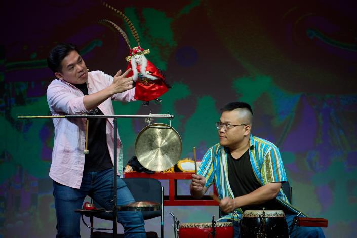 臺北木偶劇團《鬧・NOW》呈現布袋戲「雙棚絞」的歷史剪影，「鬧」出一頁當代新篇章