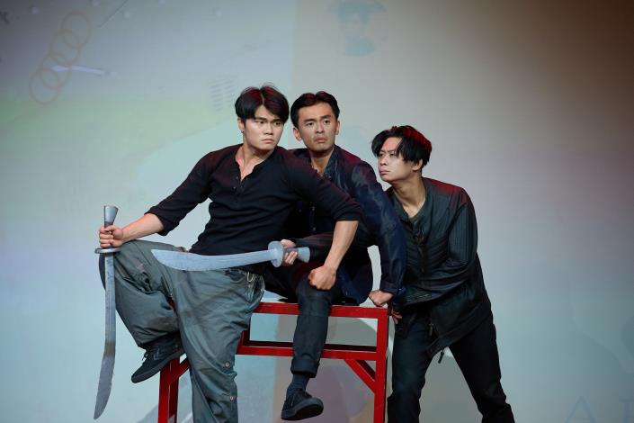 合作社《前方有三岔路口》是一場關於表演藝術的身體行動(左起：林乘寬、魏子慕、林益緣)