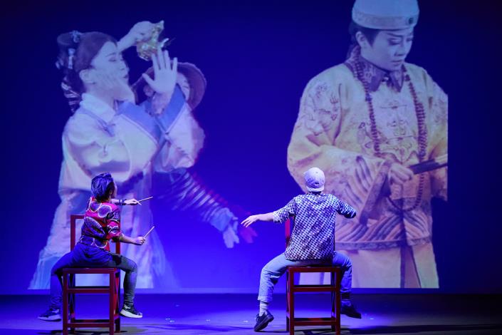 明日和合製作所《嘉慶君夢遊臺灣》藉由戲曲、錄像、文獻與當代劇場的多重語彙，重新想像嘉慶君這位帝王與時代的衝撞與共生(左起：郭員瑜、胡書綿)