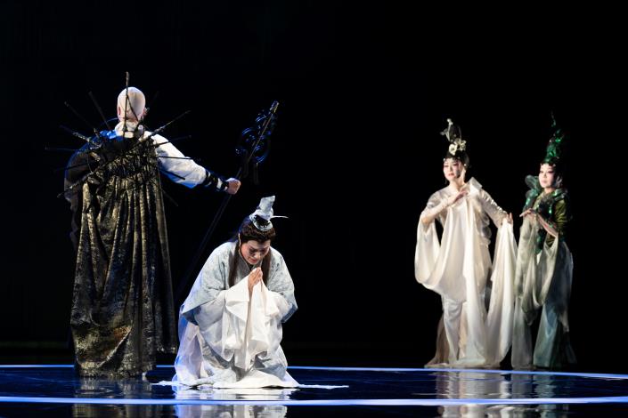 2025年《白水》演出融合豫劇與歌仔戲兩大劇種，從現代視角詮釋蛇仙、僧人與凡人三種人性狀態。