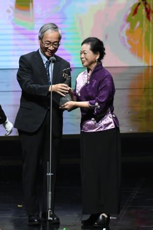 文化部長李遠（左）頒贈戲曲表演類特別獎予得主林吳素霞（右）。
