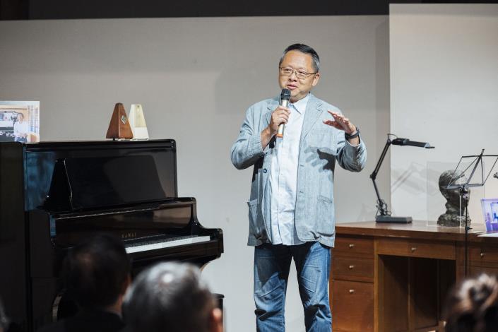 今(10)日「《看見音樂 聽見畫》馬水龍逝世十周年紀念特展」盛大開幕，國立臺北藝術大學劉錫權校長表示，本次很榮幸能參與展覽，提供典藏品並共同見證這位全才藝術家的影響力。