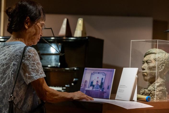 馬水龍夫人許子珍老師於馬老師書桌前觀看展品。