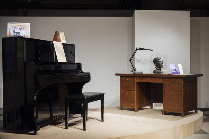 「《看見音樂 聽見畫》馬水龍逝世十周年紀念特展」首次公開展出馬水龍生前創作時使用的鋼琴與書桌，讓觀眾近距離感受他的創作氛圍。