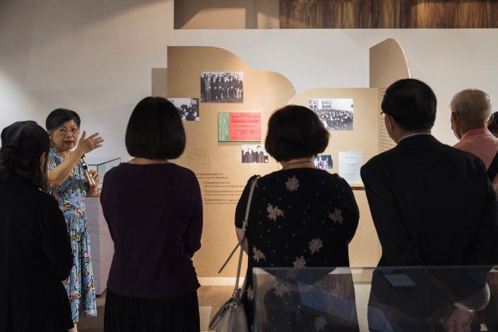 今(10)日「《看見音樂 聽見畫》馬水龍逝世十周年紀念特展」盛大開幕，開幕式結束後，由總策畫顏綠芬教授為大家導覽展區。