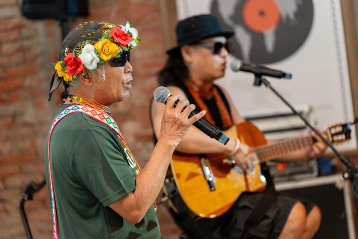 開幕式現場特別邀請兩位金曲歌手陳明仁與桑布伊獻唱多首經典原民歌曲與山地歌謠，兩位同時也是9月底原民流行音樂《種歌者》演唱會卡司之一，動人歌聲瞬間喚起時代記憶，氣