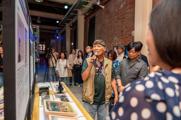 陳明仁於導覽時說明其父親陳實創作台灣好歌曲的故事。
