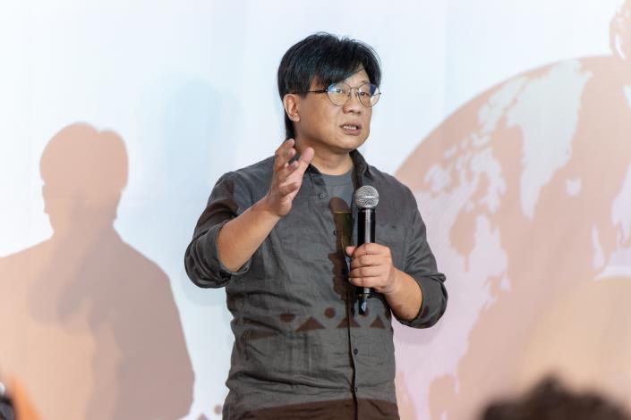 今(12)日「《原音如此流行－從山地歌謠到流行金曲》特展」隆重開幕，特展策展人葉宗哲指出，本展以「流行」視角帶領觀眾重新認識原住民族音樂，從各年代、各階段完整勾勒原