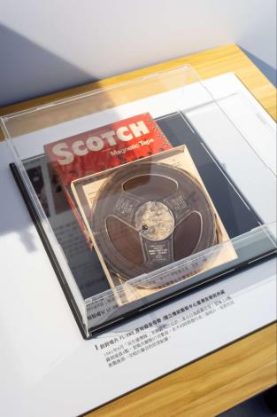 展覽現場展出1961年8月「民生康樂隊」在鈴鈴唱片錄製的唱片母帶，是原住民族戰後第一次唱片錄音。