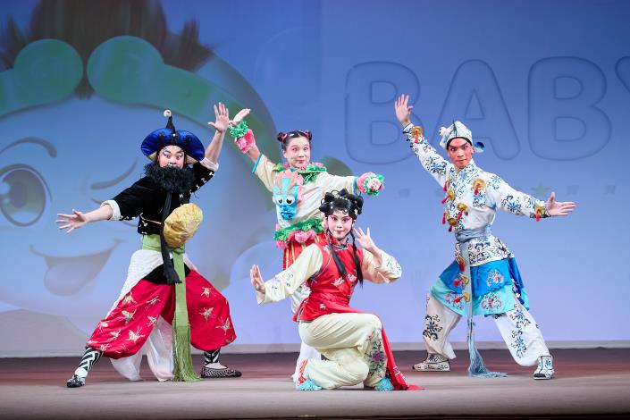 小傳奇劇場《BABY英雄》結合傳統經典劇目與親子互動，讓孩子在笑聲中理解正義與責任。